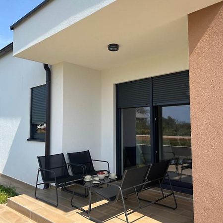 Modern Home Ula บระทอนิกลา ภายนอก รูปภาพ