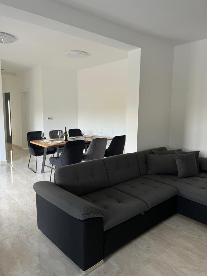 Modern Home Ula บระทอนิกลา ภายนอก รูปภาพ