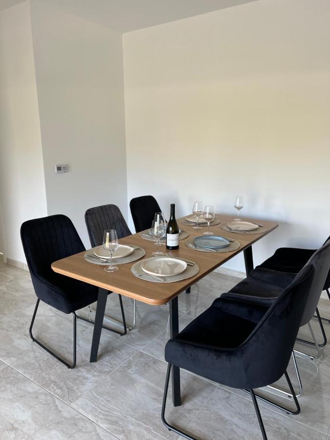 Modern Home Ula บระทอนิกลา ภายนอก รูปภาพ