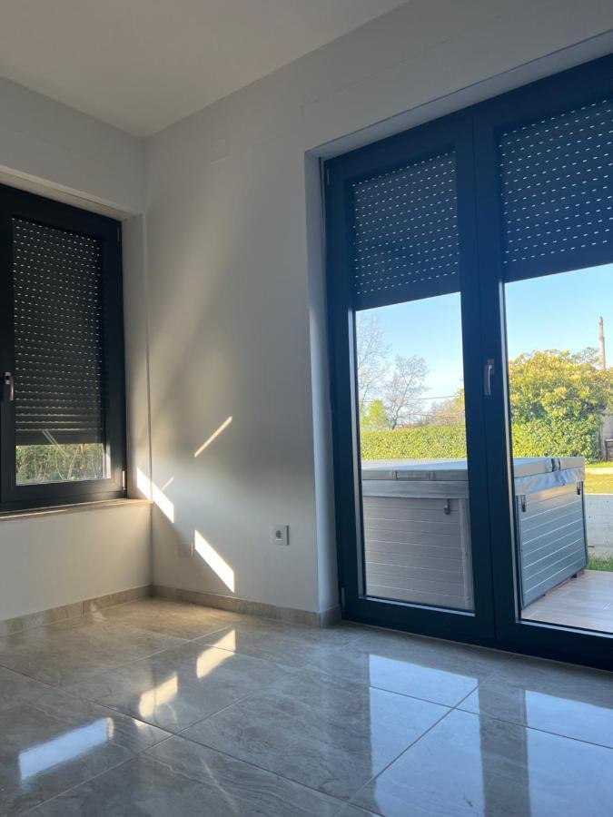 Modern Home Ula บระทอนิกลา ภายนอก รูปภาพ