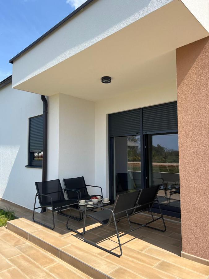 Modern Home Ula บระทอนิกลา ภายนอก รูปภาพ