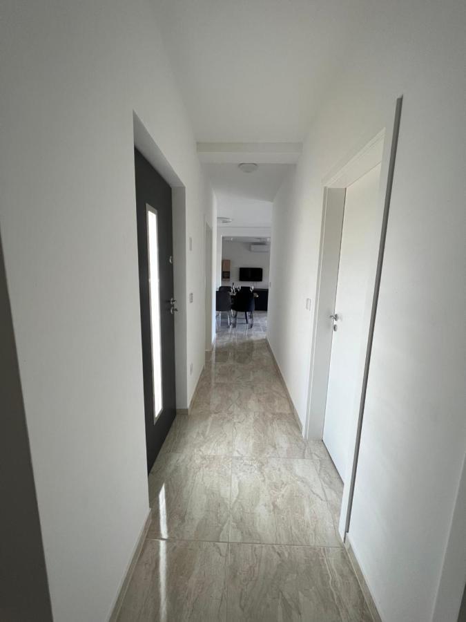 Modern Home Ula บระทอนิกลา ภายนอก รูปภาพ
