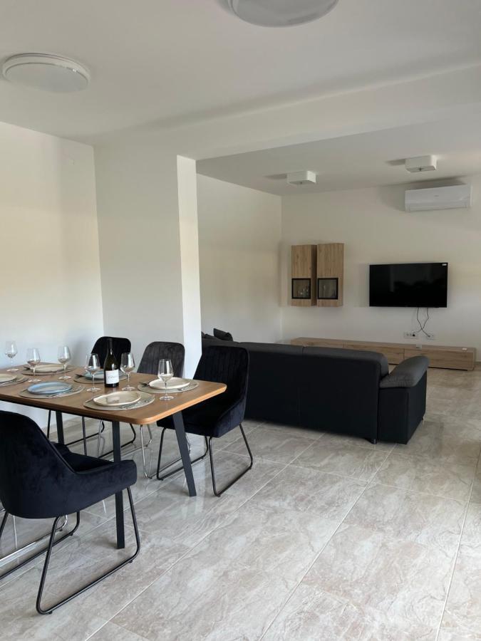 Modern Home Ula บระทอนิกลา ภายนอก รูปภาพ