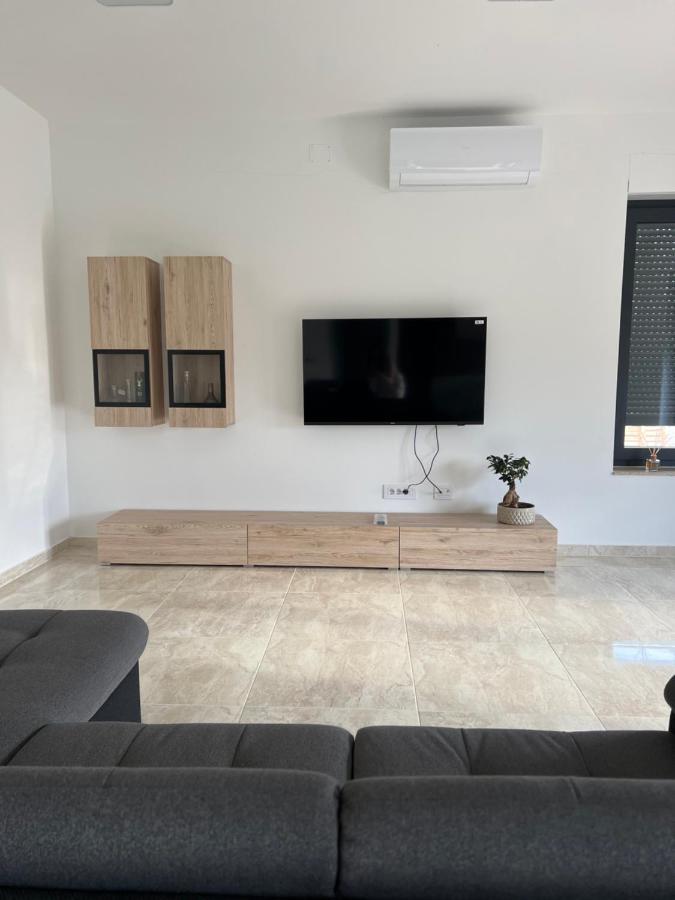 Modern Home Ula บระทอนิกลา ภายนอก รูปภาพ