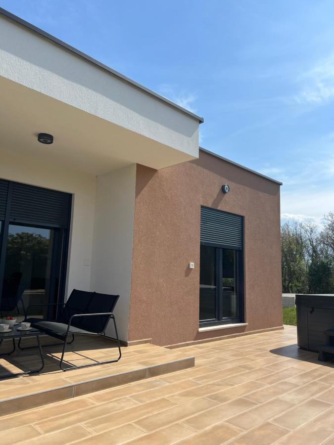 Modern Home Ula บระทอนิกลา ภายนอก รูปภาพ