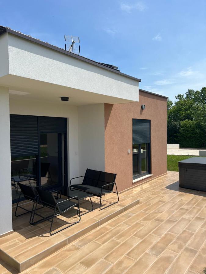Modern Home Ula บระทอนิกลา ภายนอก รูปภาพ