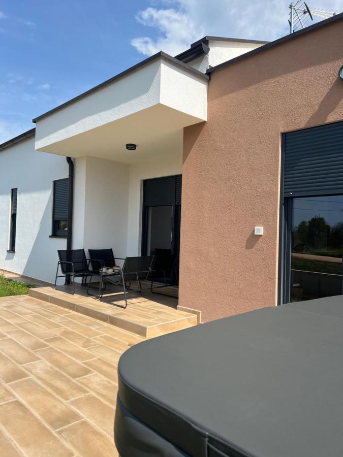 Modern Home Ula บระทอนิกลา ภายนอก รูปภาพ